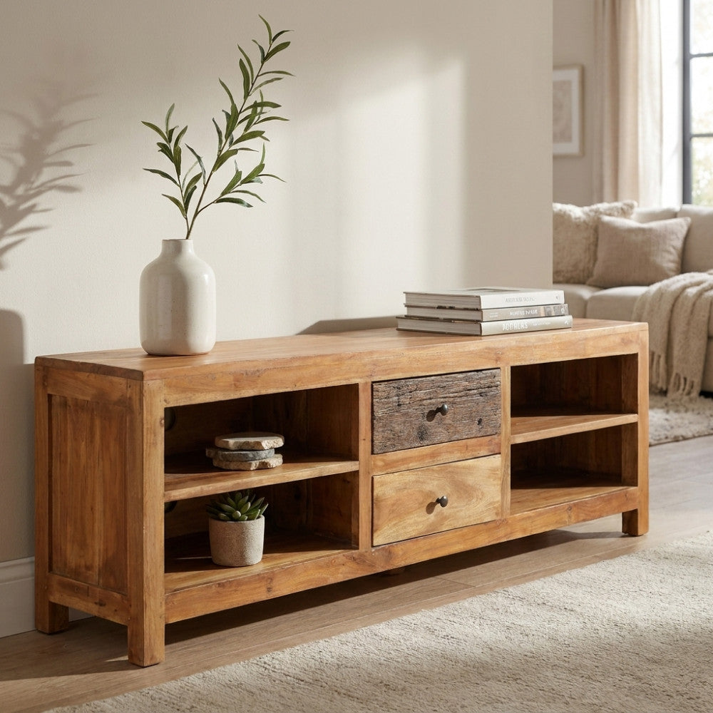 Porta TV in legno massello marrone decorato con vaso in ceramica e libri.
