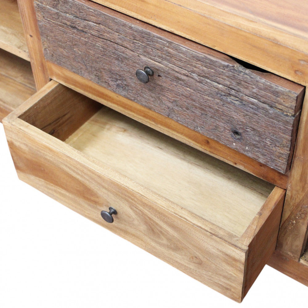 Primo piano del cassetto superiore aperto, mostrando la struttura interna in legno.