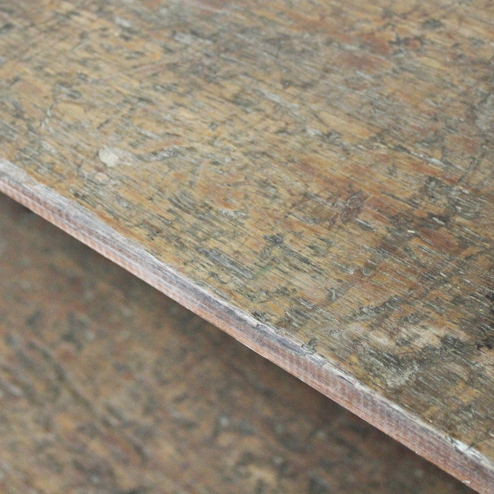 Primo piano della texture ruvida e delle venature del legno riciclato.