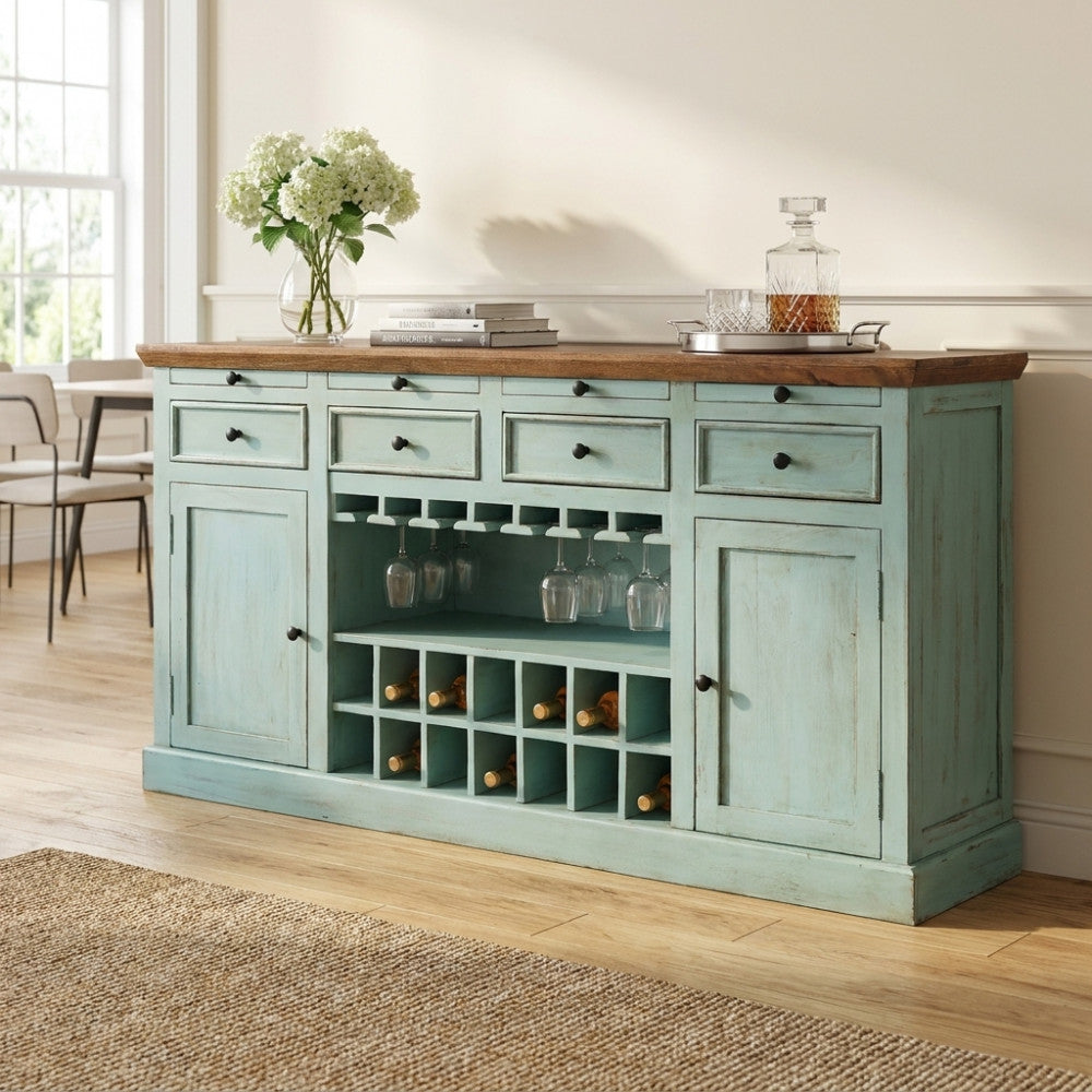 Vista frontale della credenza Gordon allestita con calici sospesi, bottiglie di vino e decorazioni eleganti.