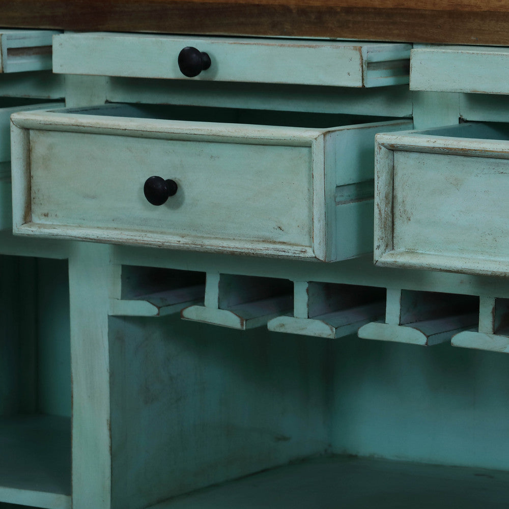 Dettaglio ravvicinato dei cassetti aperti della credenza Gordon, evidenziando la texture del legno e i pomelli scuri.