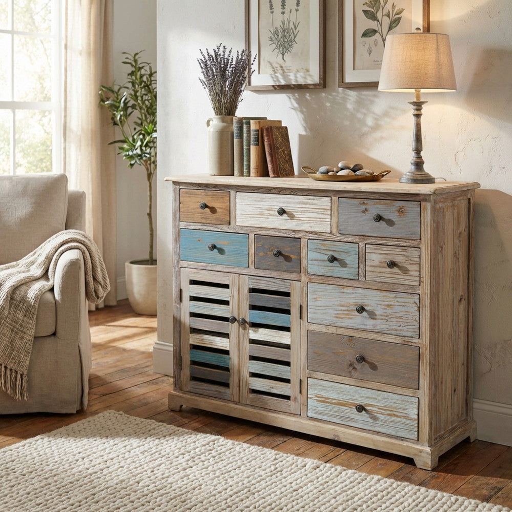 Credenza vintage GREG in legno multicolore ambientata in un accogliente soggiorno luminoso con lampada da tavolo.