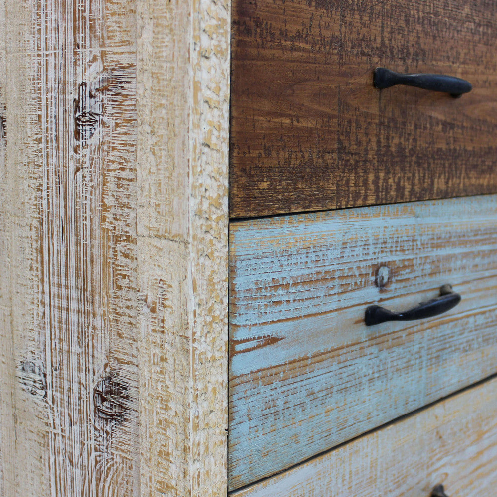 Focus sui cassetti multicolore con maniglie in metallo scuro dal design vintage.
