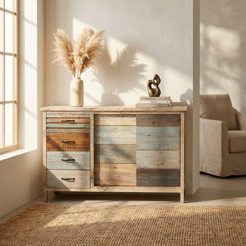 Vista frontale della credenza vintage Harry con cassetti e anta scorrevole in legno.