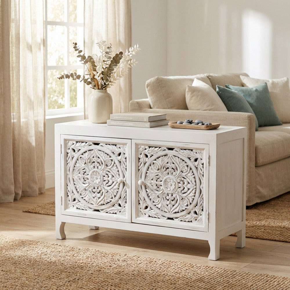 Credenza Holden in legno di mango bianco posizionata in un luminoso soggiorno boho chic.