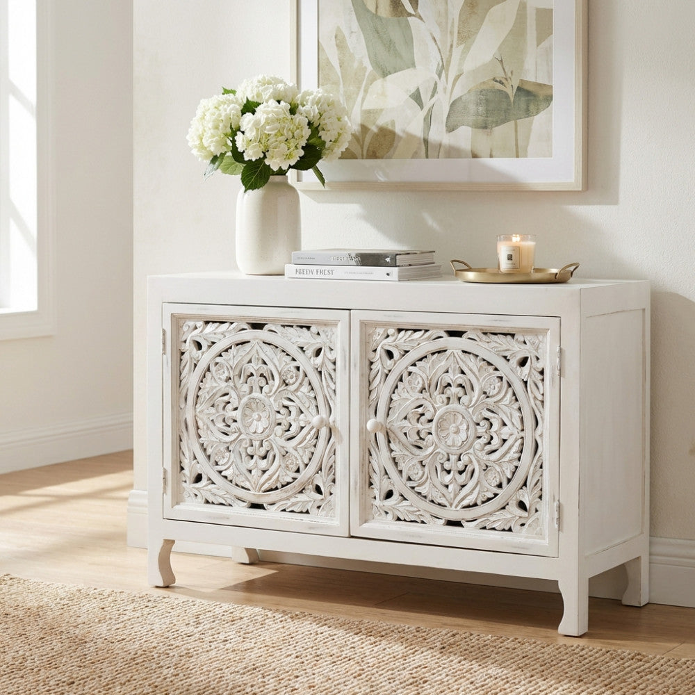 Dettaglio frontale della credenza Holden con decorazioni floreali intagliate e vasi decorativi.