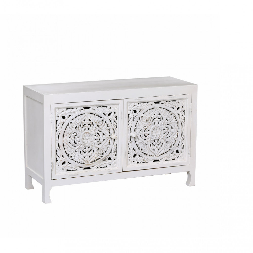 Vista frontale completa della credenza bianca con due ante intagliate su sfondo neutro.