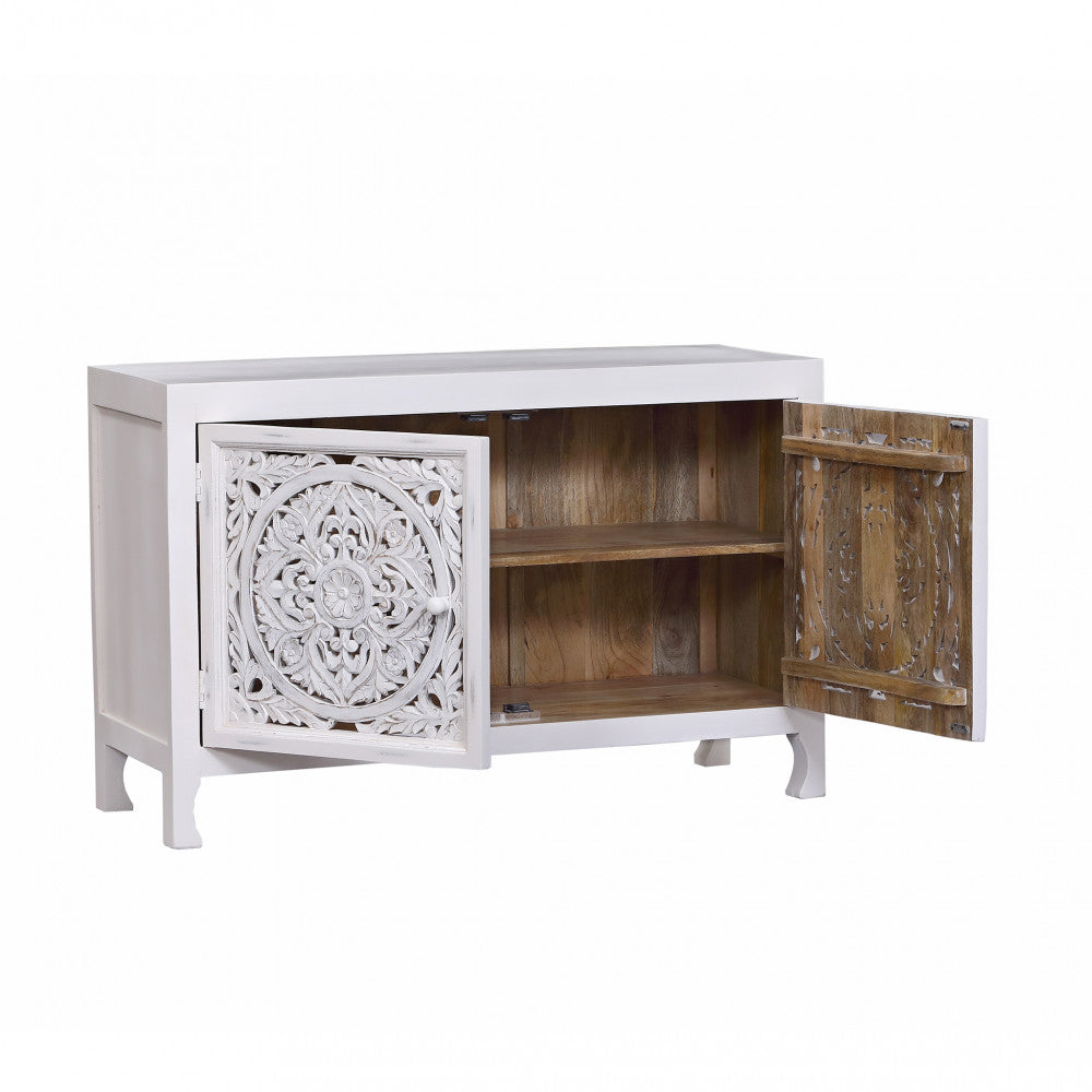 Credenza Holden con un'anta aperta, rivelando le calde venature interne del legno di mango.