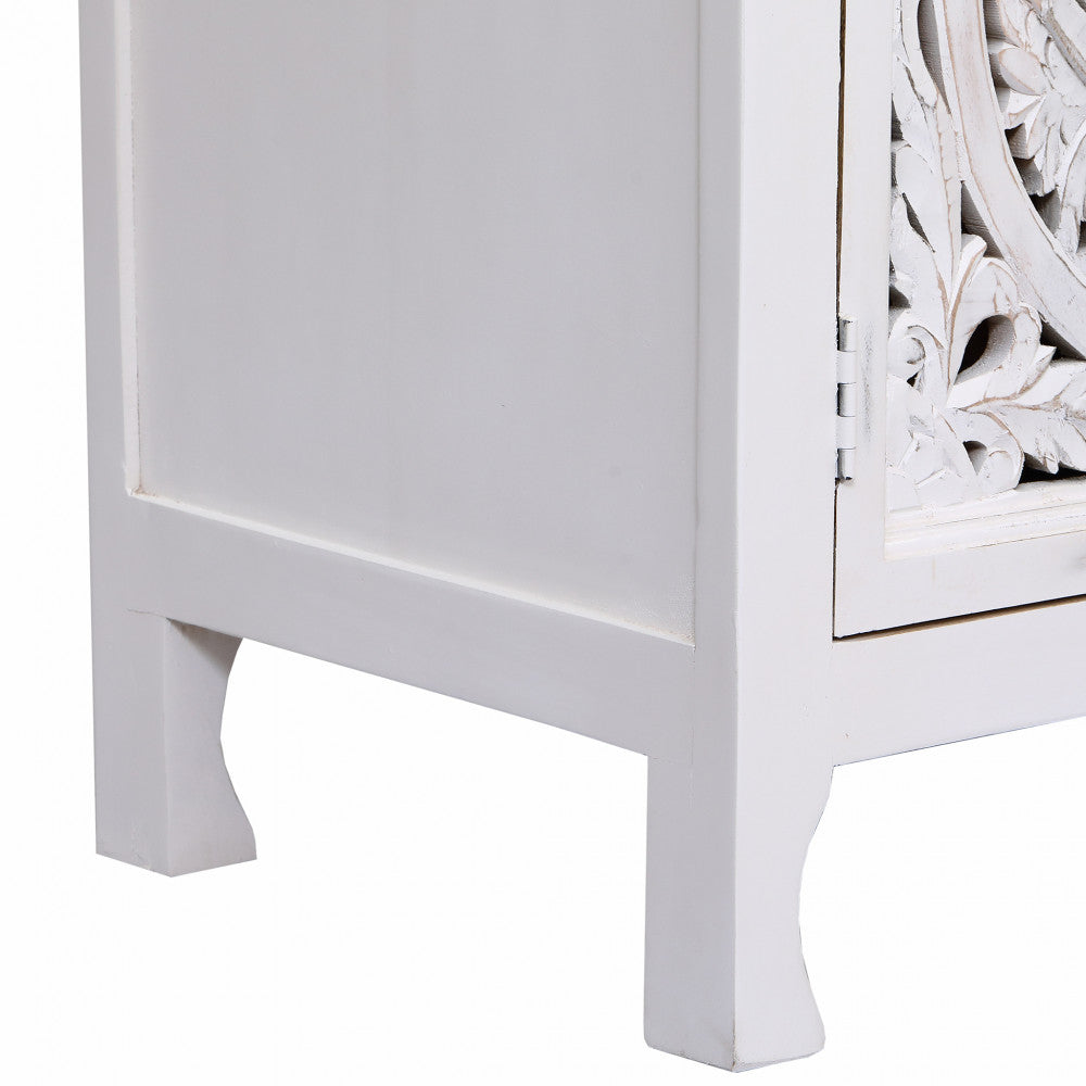 Dettaglio della gamba sagomata e della struttura inferiore in legno massello verniciato bianco.
