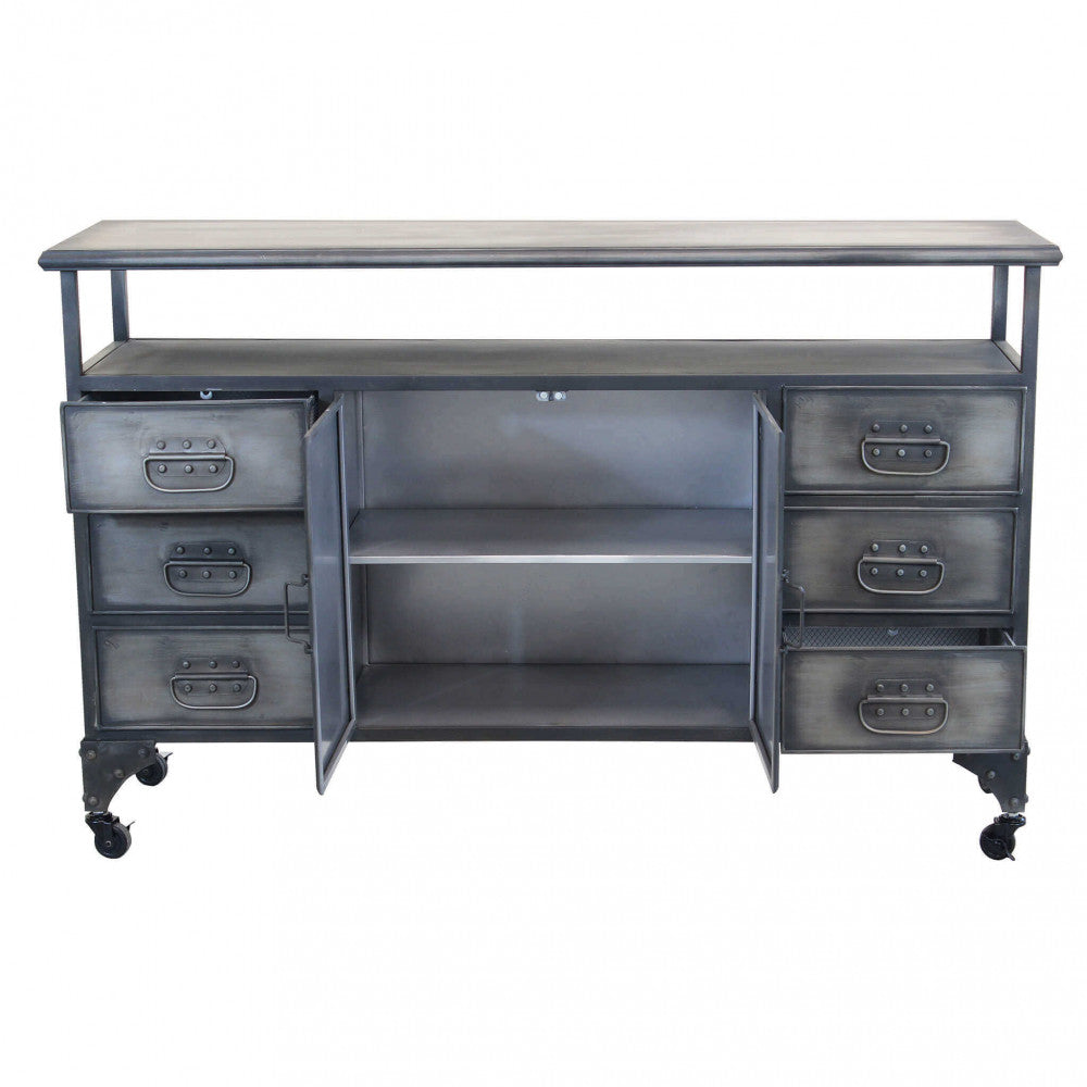 Ante centrali aperte della credenza Emeric, mostrando l'ampio vano contenitore interno in acciaio.
