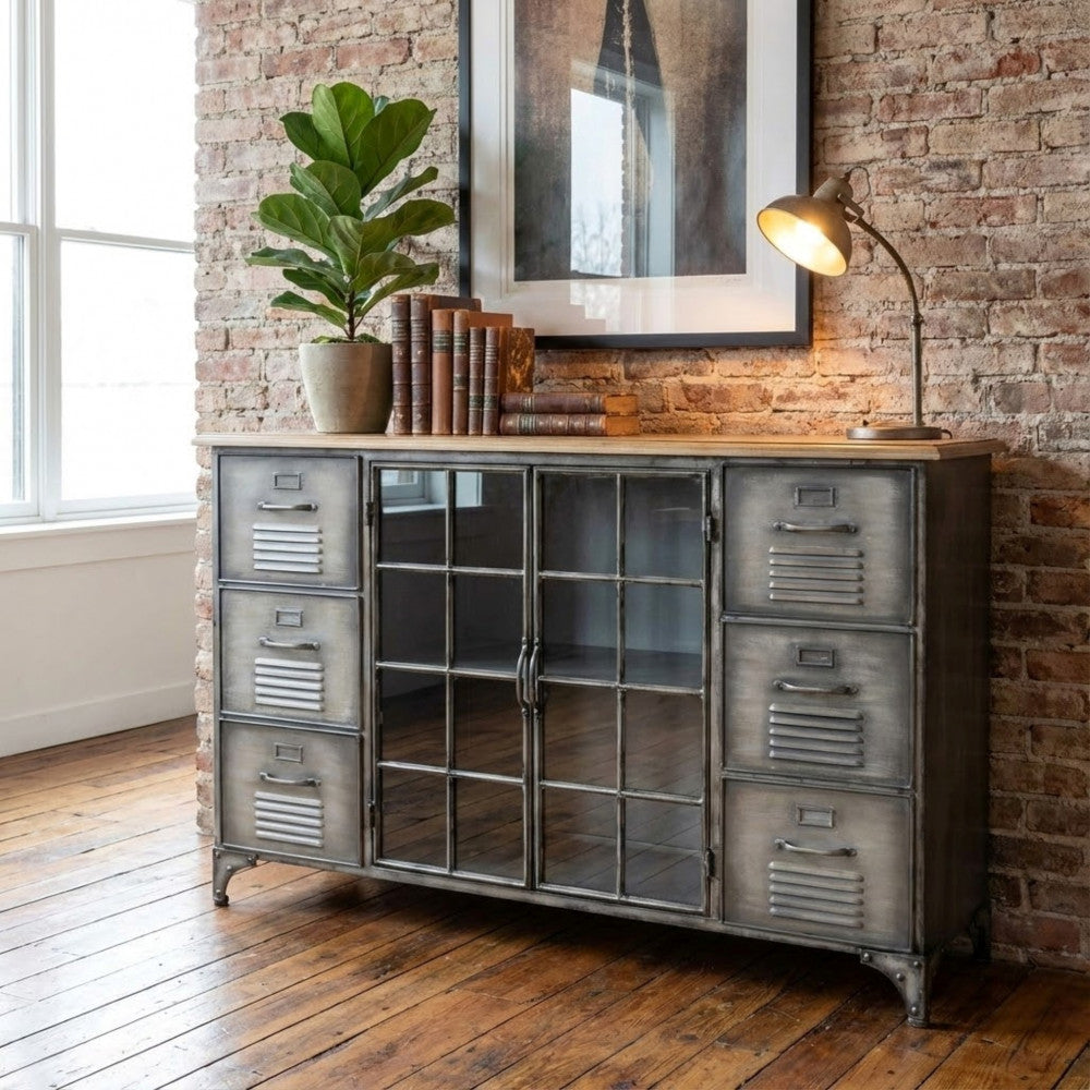 Credenza Ernest ambientata in un contesto rustico-industriale con parete in mattoni a vista e pavimento in legno antico.