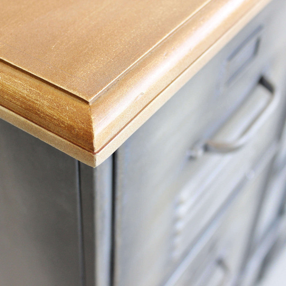 Dettaglio del top in legno naturale della credenza Ernest, in contrasto con la struttura in acciaio grigio antracite.