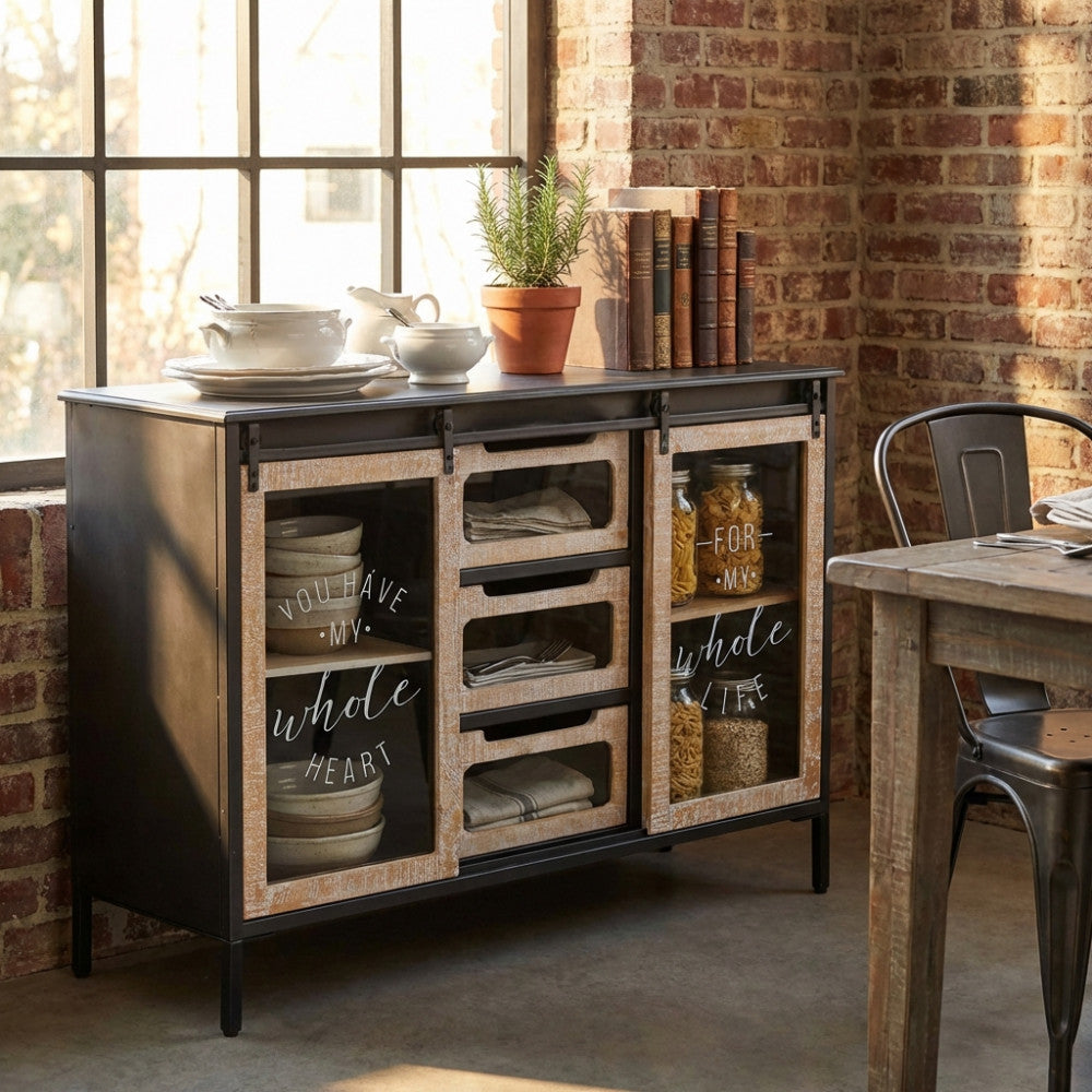 Credenza Florent in acciaio antracite e legno marrone, ambientata in una sala da pranzo in stile industriale con pareti in mattoni a vista.