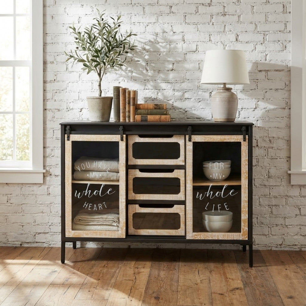 Credenza Florent ambientata in un soggiorno luminoso con pareti in mattoni bianchi, arricchita da una lampada in ceramica e una pianta decorativa.