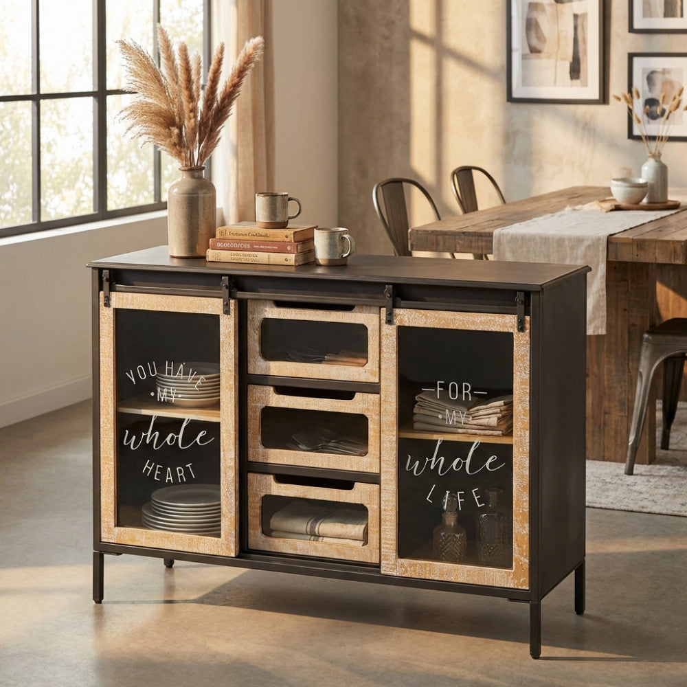 Vista frontale della credenza Florent con ante scorrevoli in legno e struttura in metallo, decorata con vasi e libri su un pavimento in cemento.