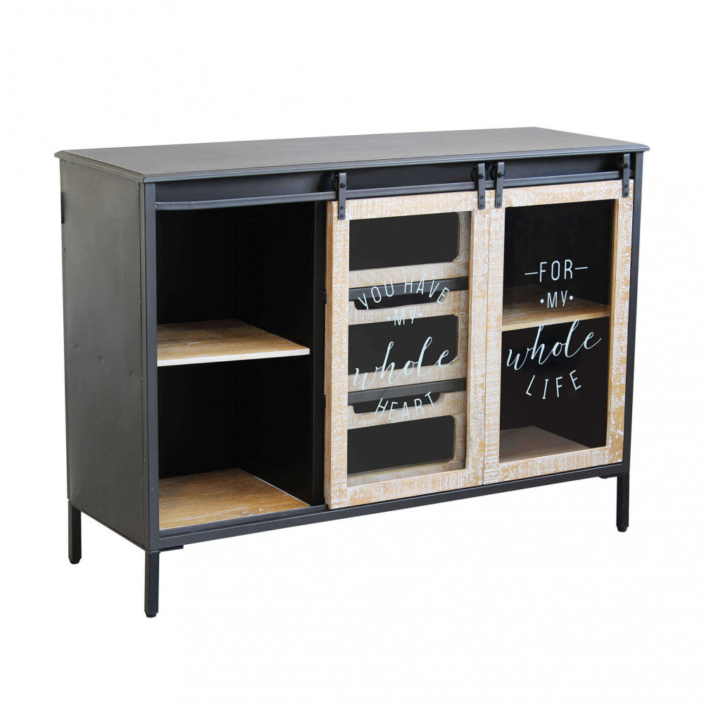Credenza Florent con l'anta scorrevole sinistra aperta, rivelando i ripiani interni in legno e l'ampio spazio contenitivo.