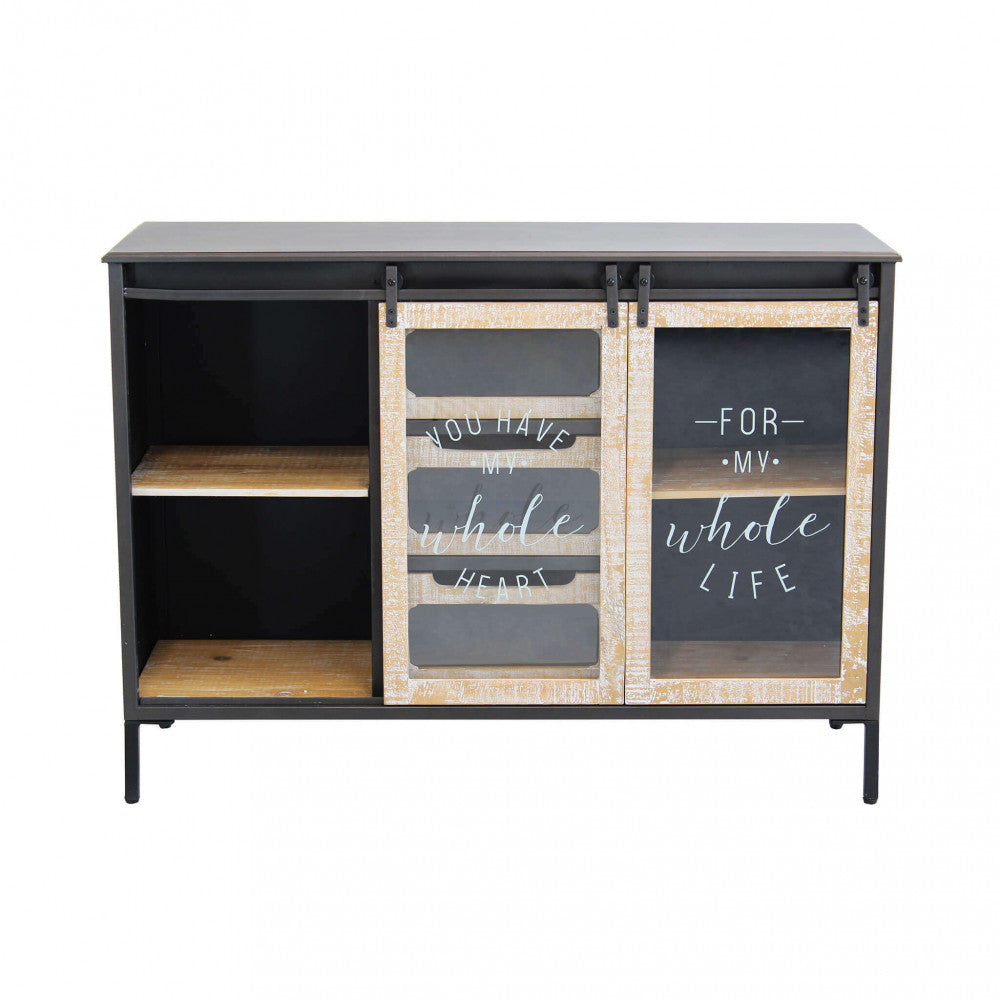Credenza Florent con l'anta sinistra aperta, mettendo in risalto il contrasto materico tra il metallo scuro e il legno chiaro dei ripiani.