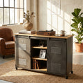 Credenza Gabriel in acciaio e legno ambientata in un luminoso salotto dal design industriale con giradischi sul top.