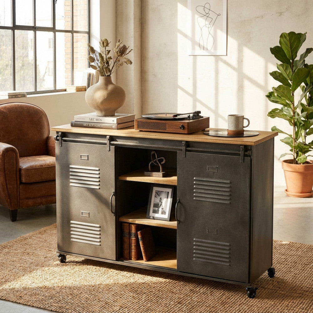 Credenza Gabriel in acciaio e legno ambientata in un luminoso salotto dal design industriale con giradischi sul top.