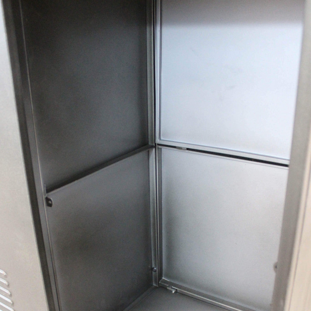 Dettaglio dell'angolo interno della credenza Gabriel, che evidenzia la precisione delle saldature in acciaio.