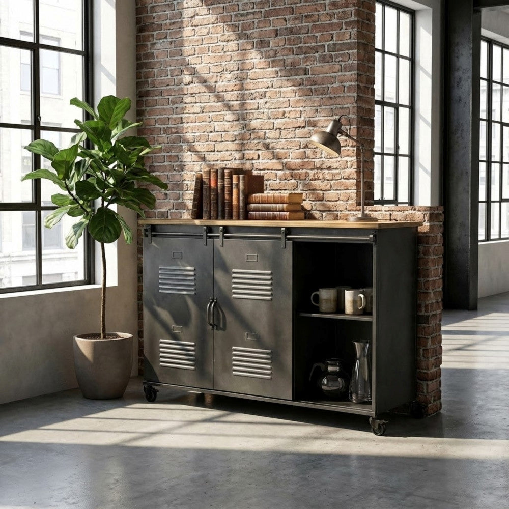 Credenza Gabriel ambientata in un loft industriale con parete in mattoni a vista e pavimento in cemento.