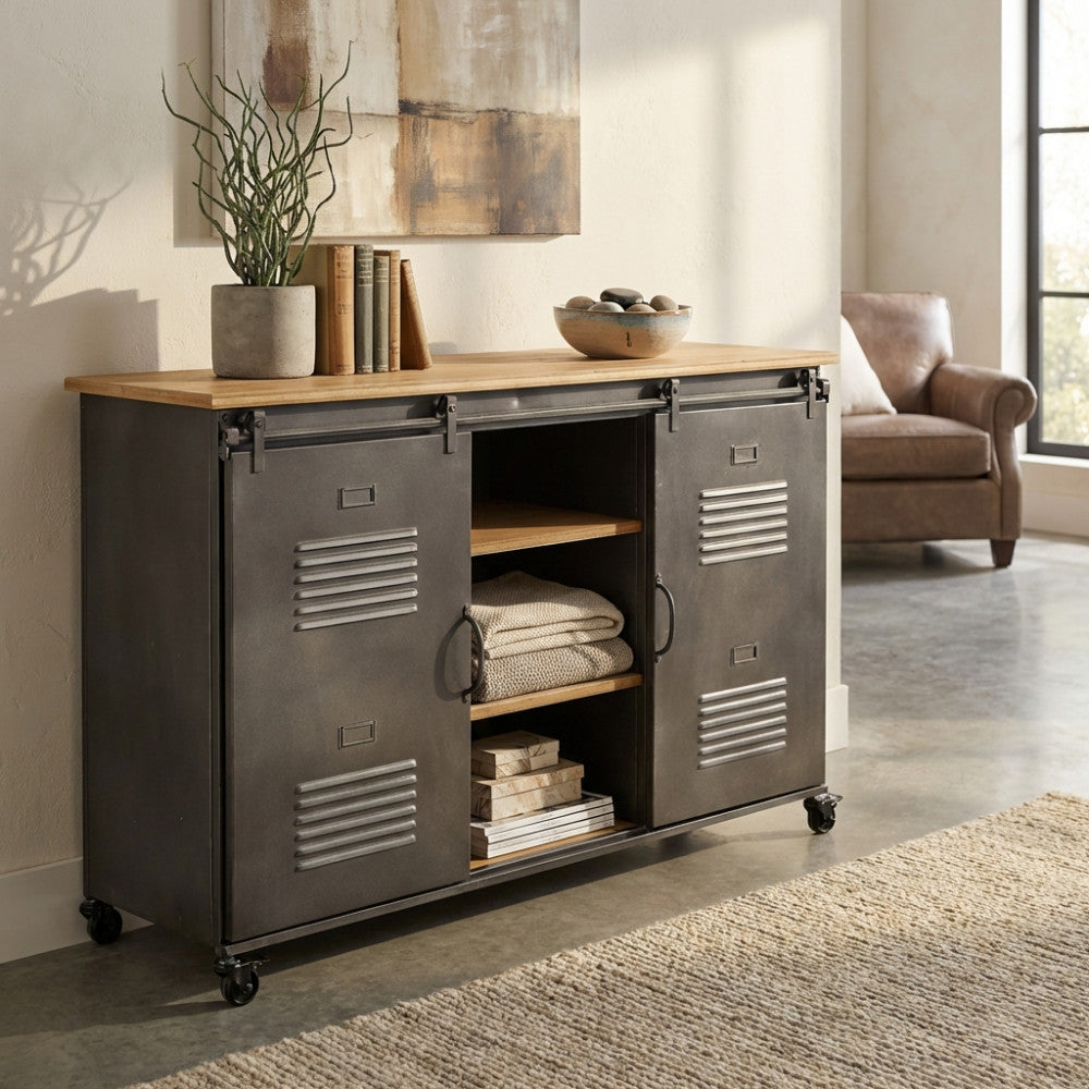 Vista angolare della credenza Gabriel in metallo grigio e legno marrone, inserita in un living contemporaneo.