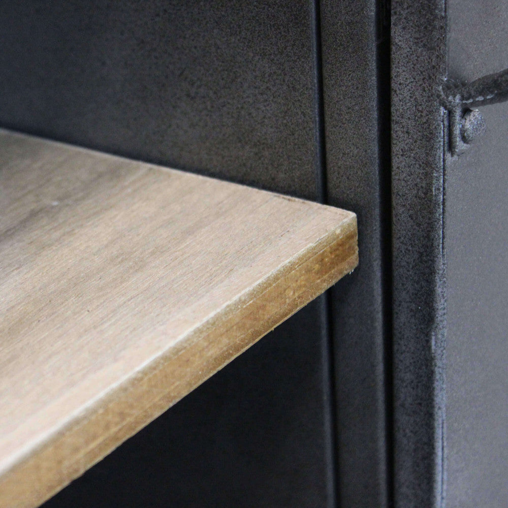 Particolare del ripiano in legno marrone e della solida struttura in acciaio della credenza Gabriel.