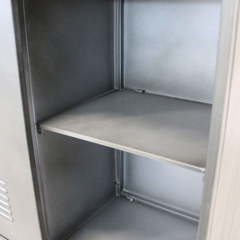 Interno del vano contenitore della credenza Gabriel, mostrando i ripiani in metallo grigio.