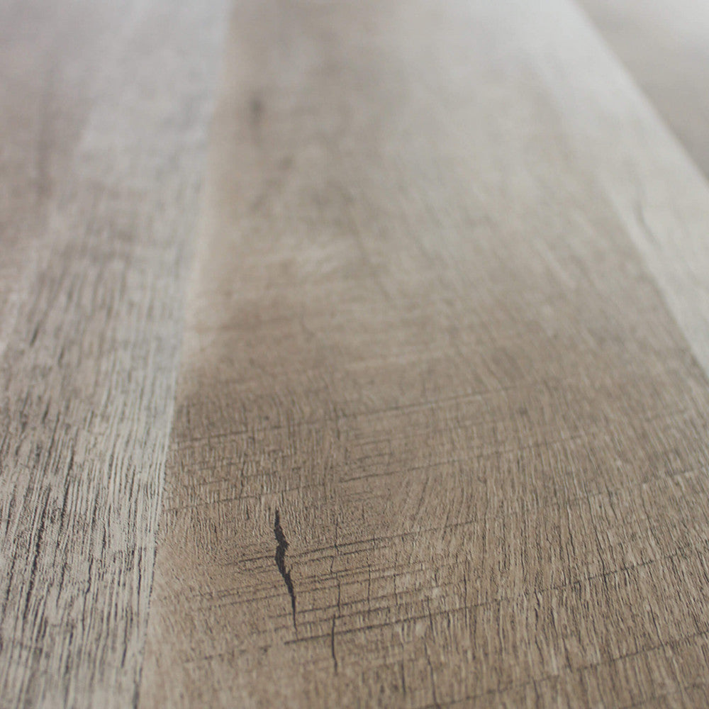 Macro fotografia della texture del legno marrone, che mostra le venature e la finitura tattile della libreria Jamar.