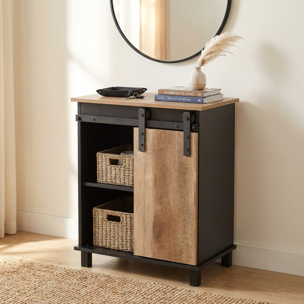 Credenza industriale Xavier in legno e acciaio posizionata in un ingresso luminoso con specchio rotondo e cesti in vimini.