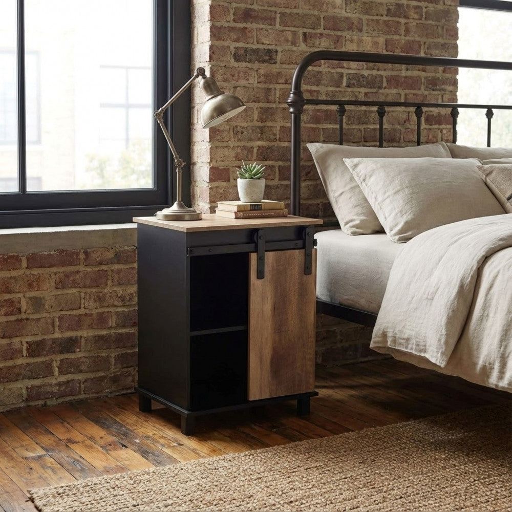 Credenza Xavier utilizzata come comodino in una camera da letto in stile loft con parete in mattoni a vista e letto in ferro.
