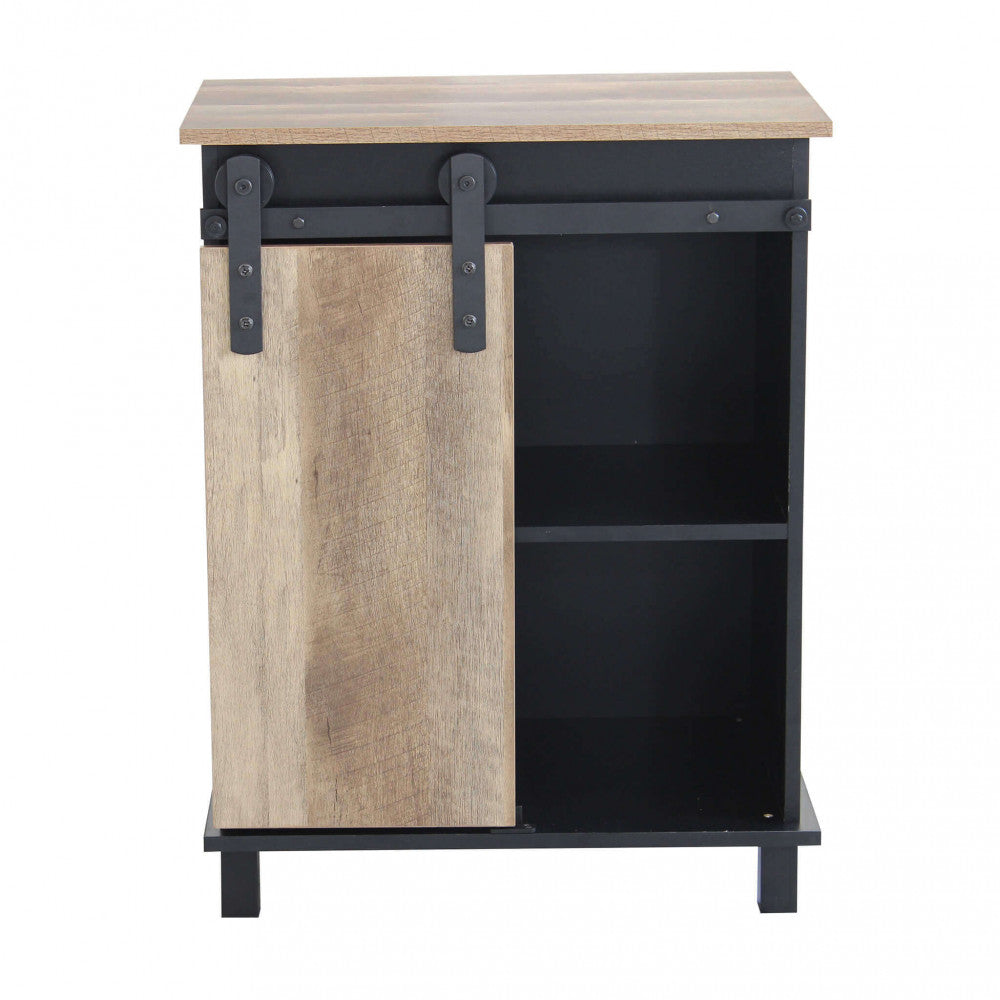 Vista frontale della credenza con anta scorrevole spostata a sinistra, mostrando la versatilità del design e i ripiani interni.