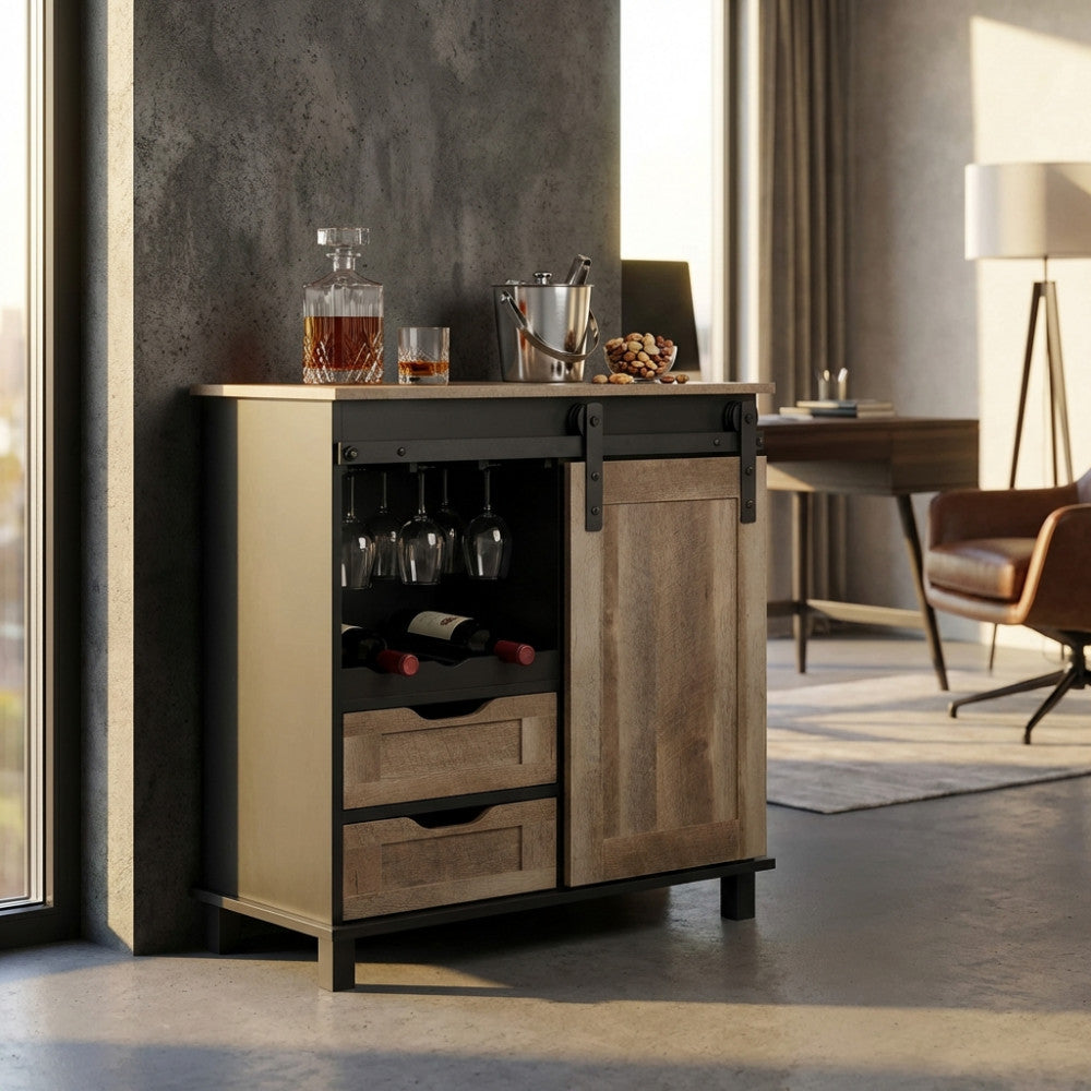 Credenza Yvan in legno e acciaio allestita come mobile bar in un elegante soggiorno moderno, illuminata dalla luce naturale.