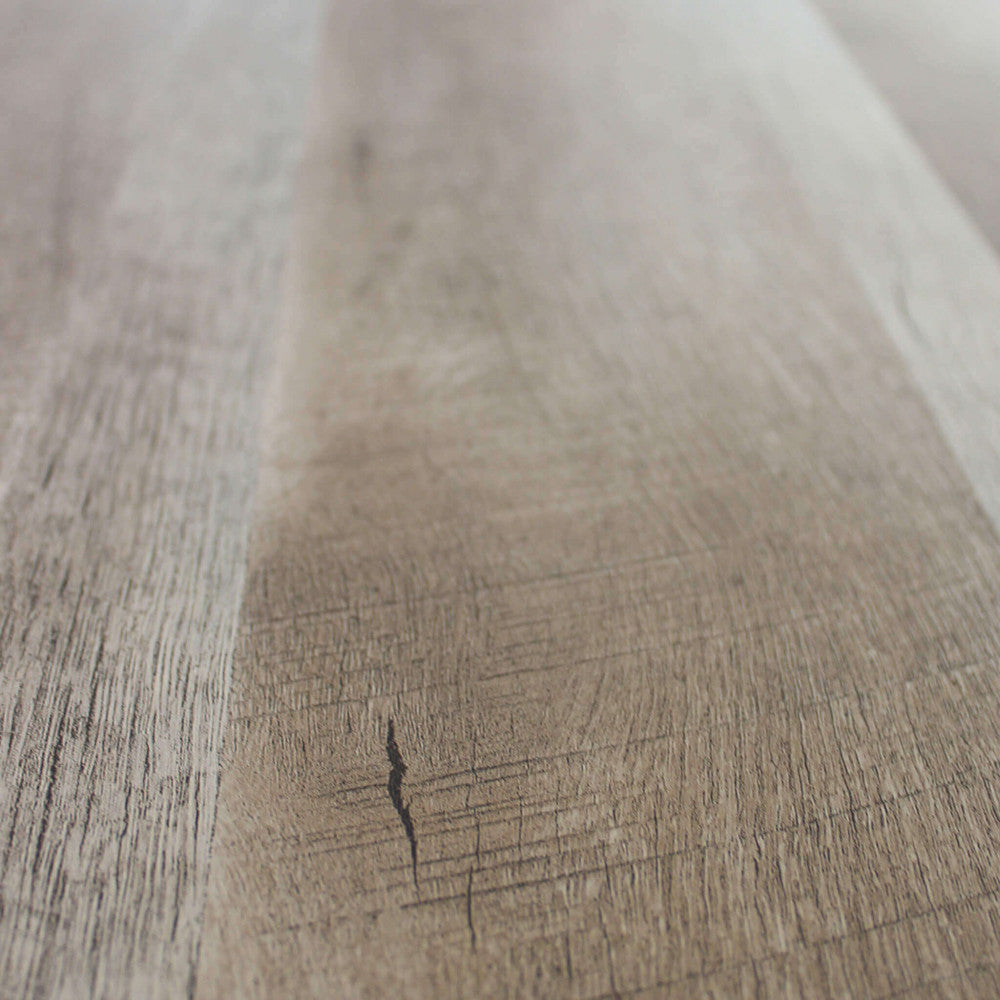 Macro fotografia della superficie in legno della credenza Yvan, evidenziando la texture ruvida e autentica del materiale.