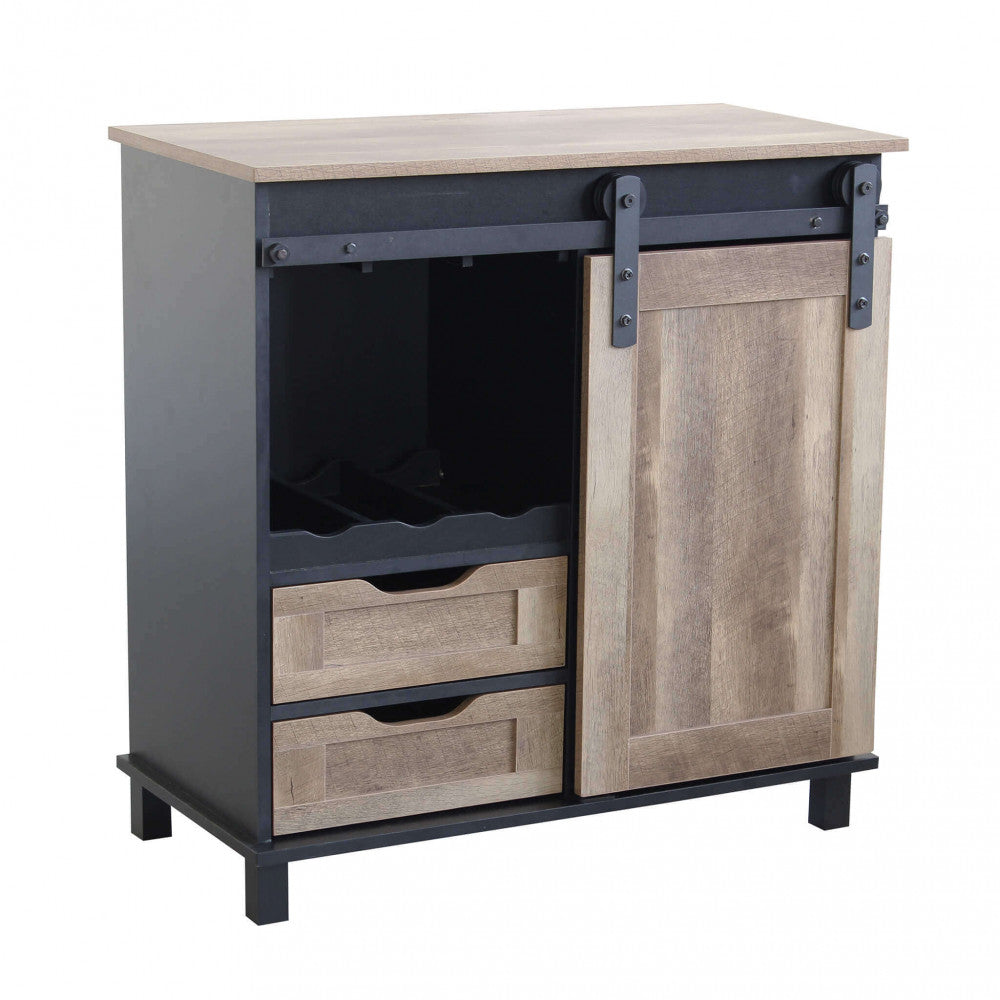 Vista frontale della credenza Yvan con porta scorrevole in legno aperta, rivelando il portabottiglie e i cassetti.