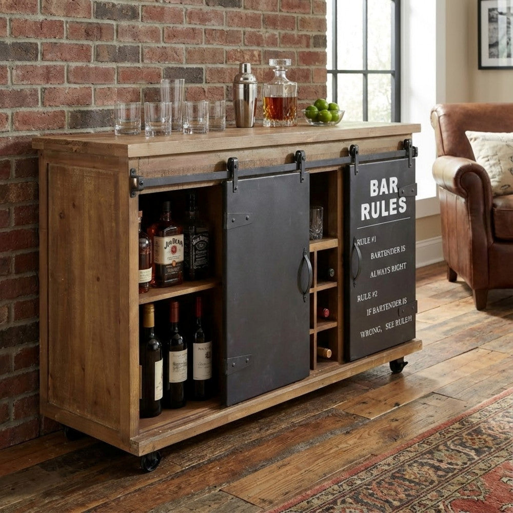 Ambientazione lifestyle del mobile bar Edmond in un salotto rustico-chic con pavimento in legno antico.