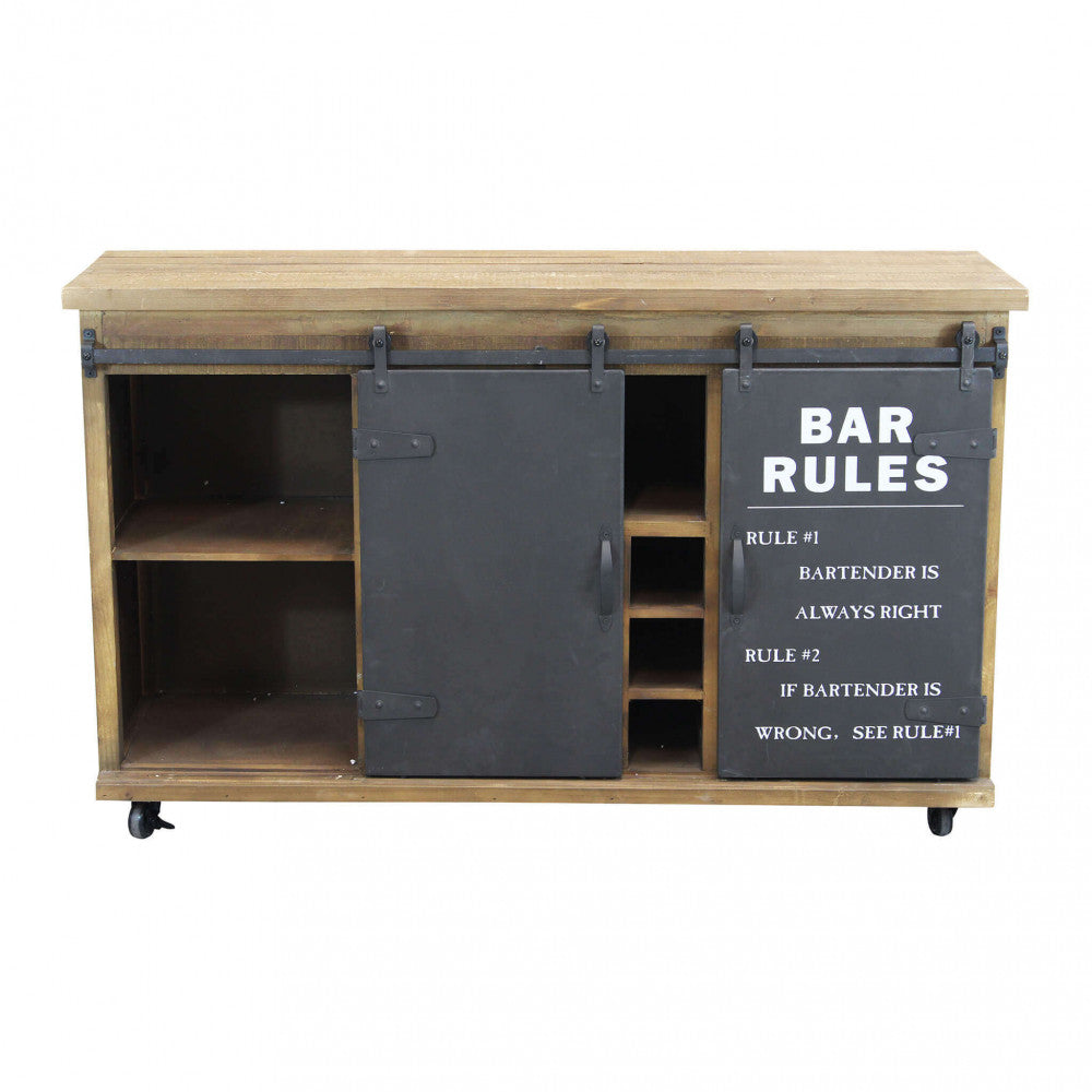 Mobile bar con entrambe le ante metalliche chiuse verso il centro, evidenziando la scritta decorativa.