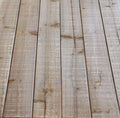 Dettaglio ravvicinato delle venature tattili e della finitura rustica del legno marrone della credenza Gaston.