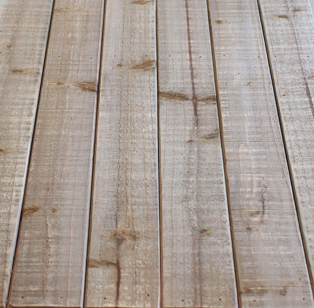 Macro fotografia della superficie in legno della credenza, mettendo in risalto i dettagli materici e le imperfezioni naturali.