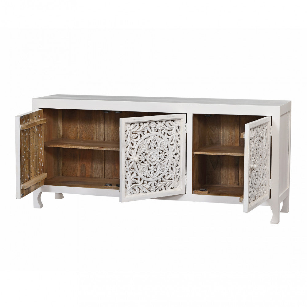 Ante aperte della credenza bianca che rivelano gli spaziosi ripiani interni in legno di mango naturale.