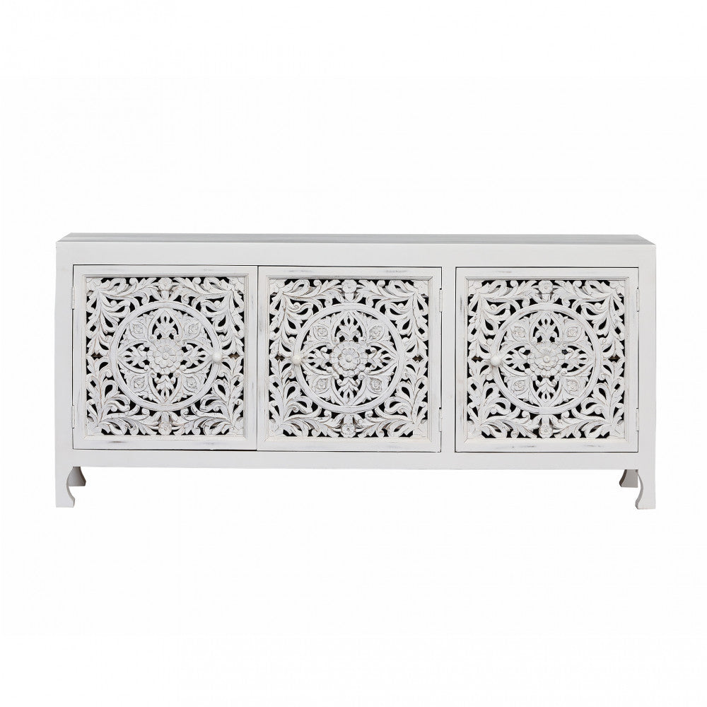 Vista frontale in studio della credenza in legno intagliato Jacob, che ne mostra il design simmetrico.