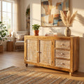 Credenza Jalen in legno di mango posizionata in un luminoso soggiorno boho chic.