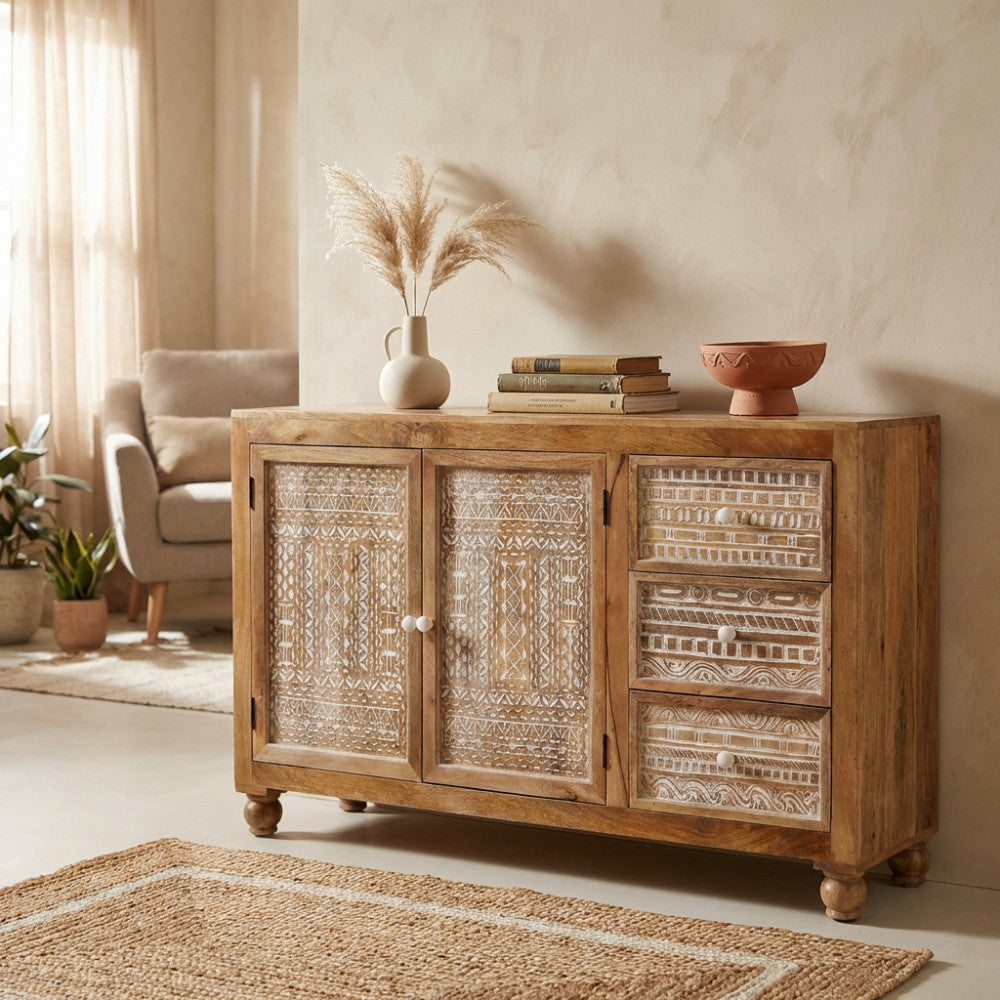 Vista frontale della credenza Jalen con decorazioni intagliate bianche e vasi decorativi.