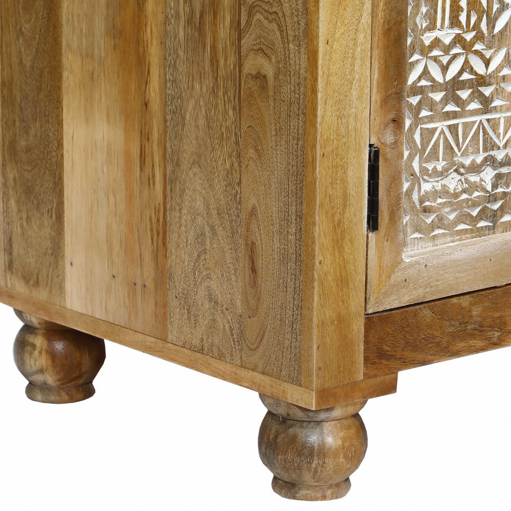 Dettaglio del piedino tornito in legno massello e dell'angolo inferiore della credenza.