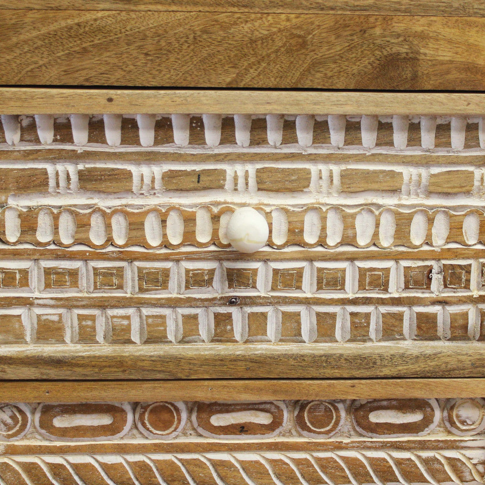 Macro sui cassetti della credenza, evidenziando i pomelli e la texture del legno.