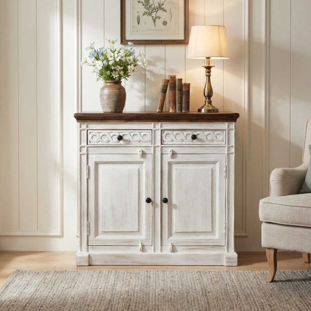 Vista frontale della credenza JARRETT in legno di mango shabby chic in un luminoso soggiorno.