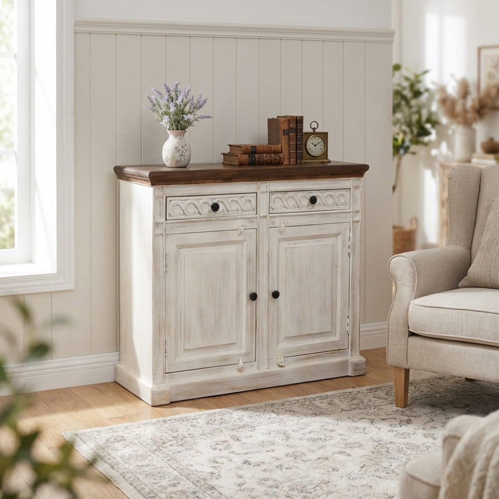 Vista angolata ambientata della credenza bianca e marrone anticata con oggetti decorativi sul piano.