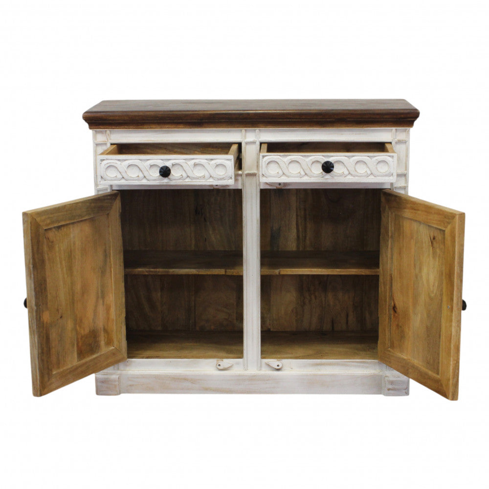 Vista frontale della credenza con ante e cassetti aperti, che rivela l'interno in legno naturale.