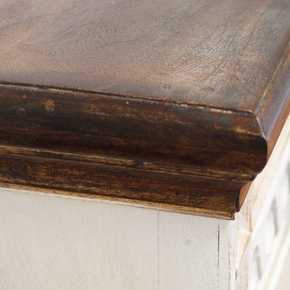 Scatto macro del bordo superiore, che mostra la ricca finitura marrone del legno di mango.