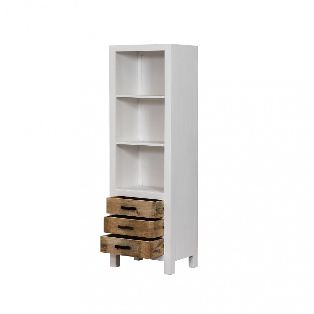Dettaglio angolare della libreria Jeffrey con i tre cassetti in legno di mango parzialmente aperti.